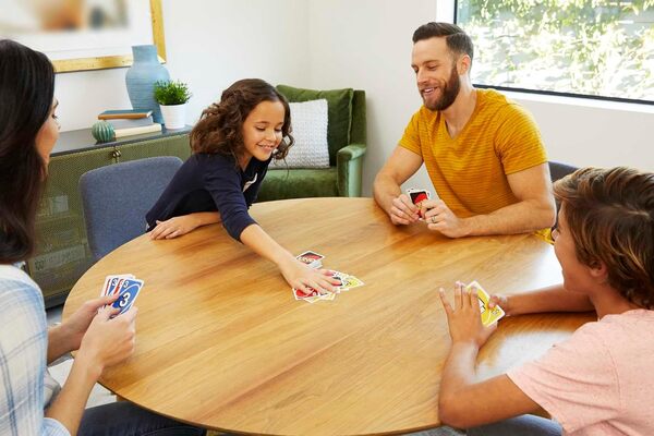 Mattel Games UNO Deluxe, Jeux De Cartes Familial pour Enfants Et Adultes, Jeu De Société pour Soirée Jeux en Famille Ou en Voyage, 2 À 10 Joueurs, Jouet pour Enfant de 7 Ans et Plus, K0888