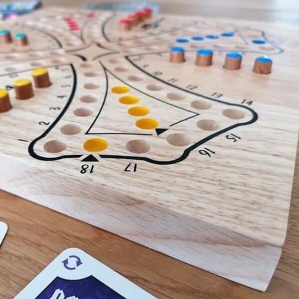 Explorez le test complet du jeu de tock réversible LEDELIRANT en bois hévéa et sa compatibilité parfaite pour des soirées conviviales et stratégiques entre amis ou en famille