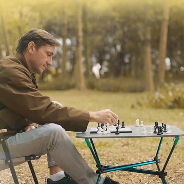 Découvrez notre analyse détaillée de l'échiquier électronique Chessnut Go Ultimate : un outil portable et performant pour les passionnés d'échecs, alliant technologie et commodité pour des parties optimisées où que vous soyez.