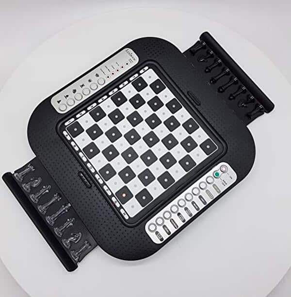 Découvrez le Lexibook Chessman FX, un jeu d'échecs électronique innovant avec clavier tactile et effets lumineux. Idéal pour les passionnés d'échecs souhaitant moderniser leur expérience de jeu.