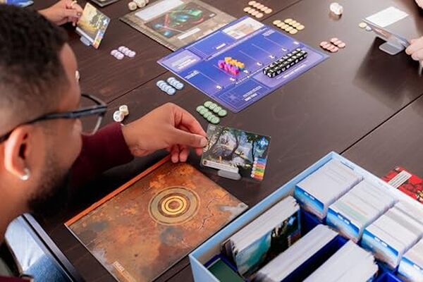 Découvrez notre avis sur Vantage, le jeu coopératif de Stonemaier Games qui promet une expérience immersive entre stratégie et collaboration.