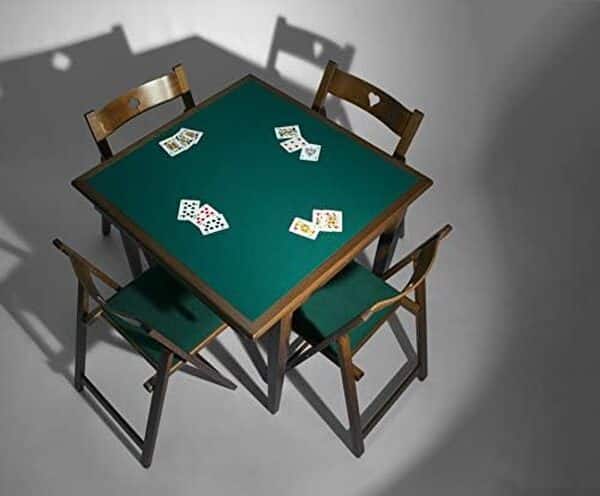 Découvrez la table de jeu pliante Karn de Del Fabbro, mariage parfait de robustesse et élégance pour vos soirées ludiques en toute simplicité.