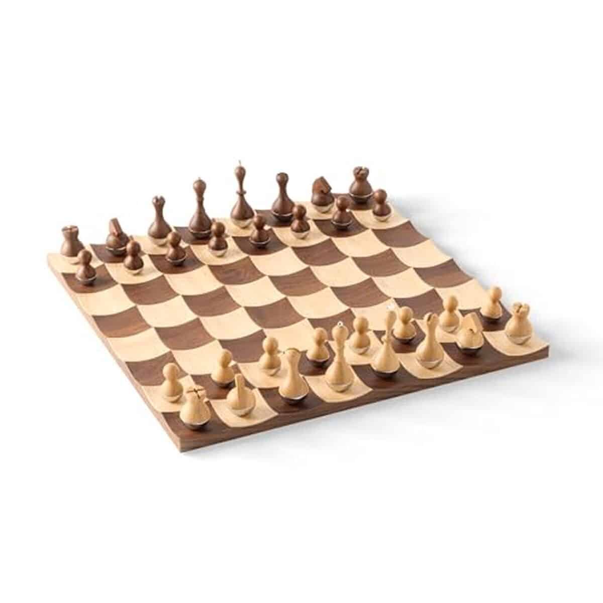 Test du jeu d'échec Umbra Wobble en bois de noyer